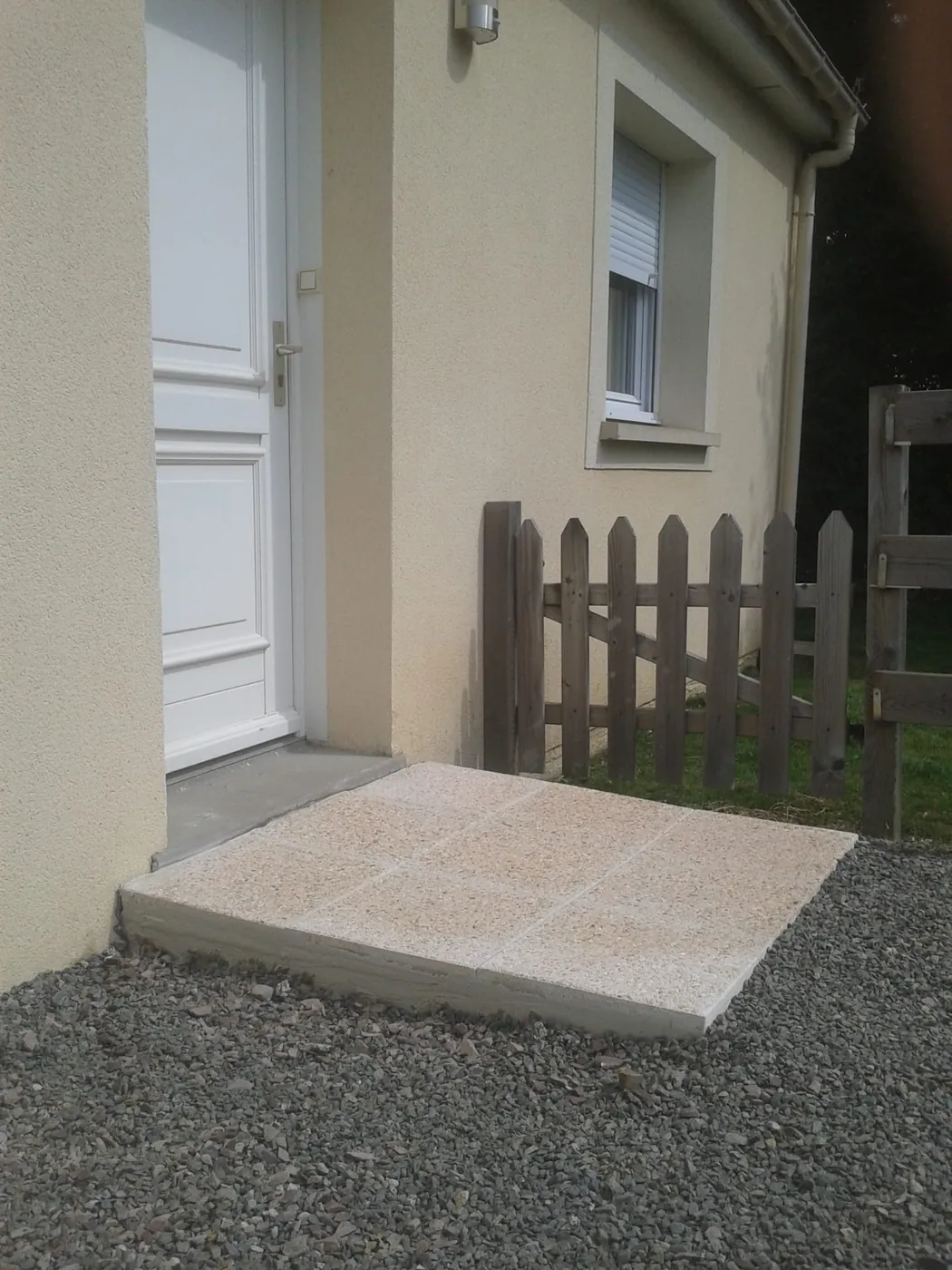 Seuil en dalles de granit posé devant une porte d'entrée