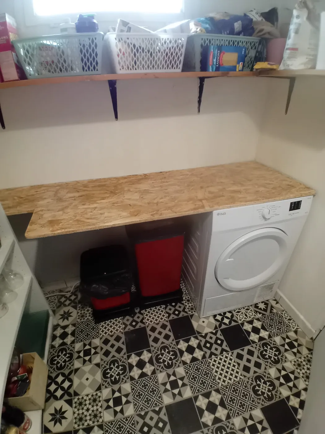 Buanderie aménagée sur mesure, plan de travail et carreaux de ciment