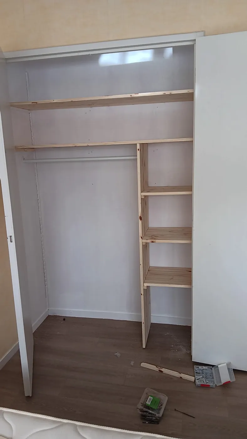 Placard aménagé sur mesure, étagères et penderie en bois