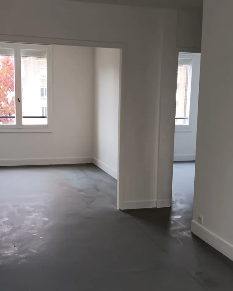 Pièce d'habitation entièrement remise à neuf, murs et sol repris