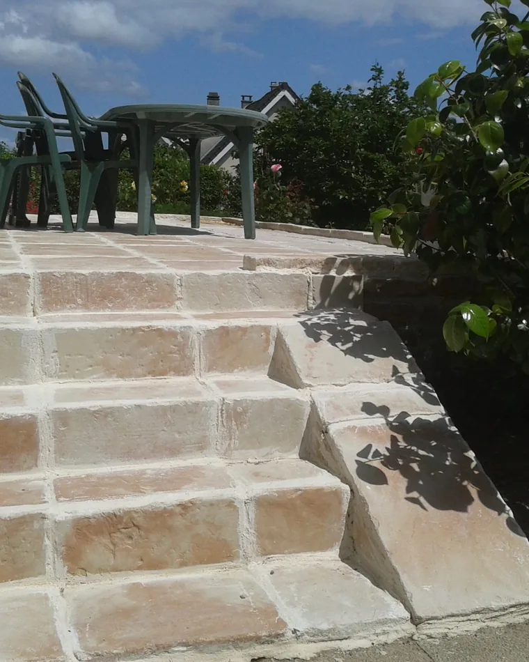 Escalier et terrasse en pierre naturelle, au soleil