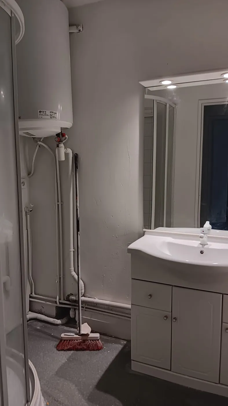 Salle de bains rénovée, meuble vasque et cabine de douche
